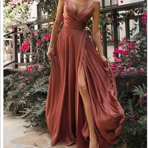 This dress is perfect for a wedding guest😍